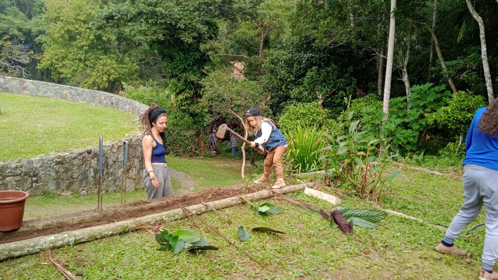 Todos colaborando com a obra